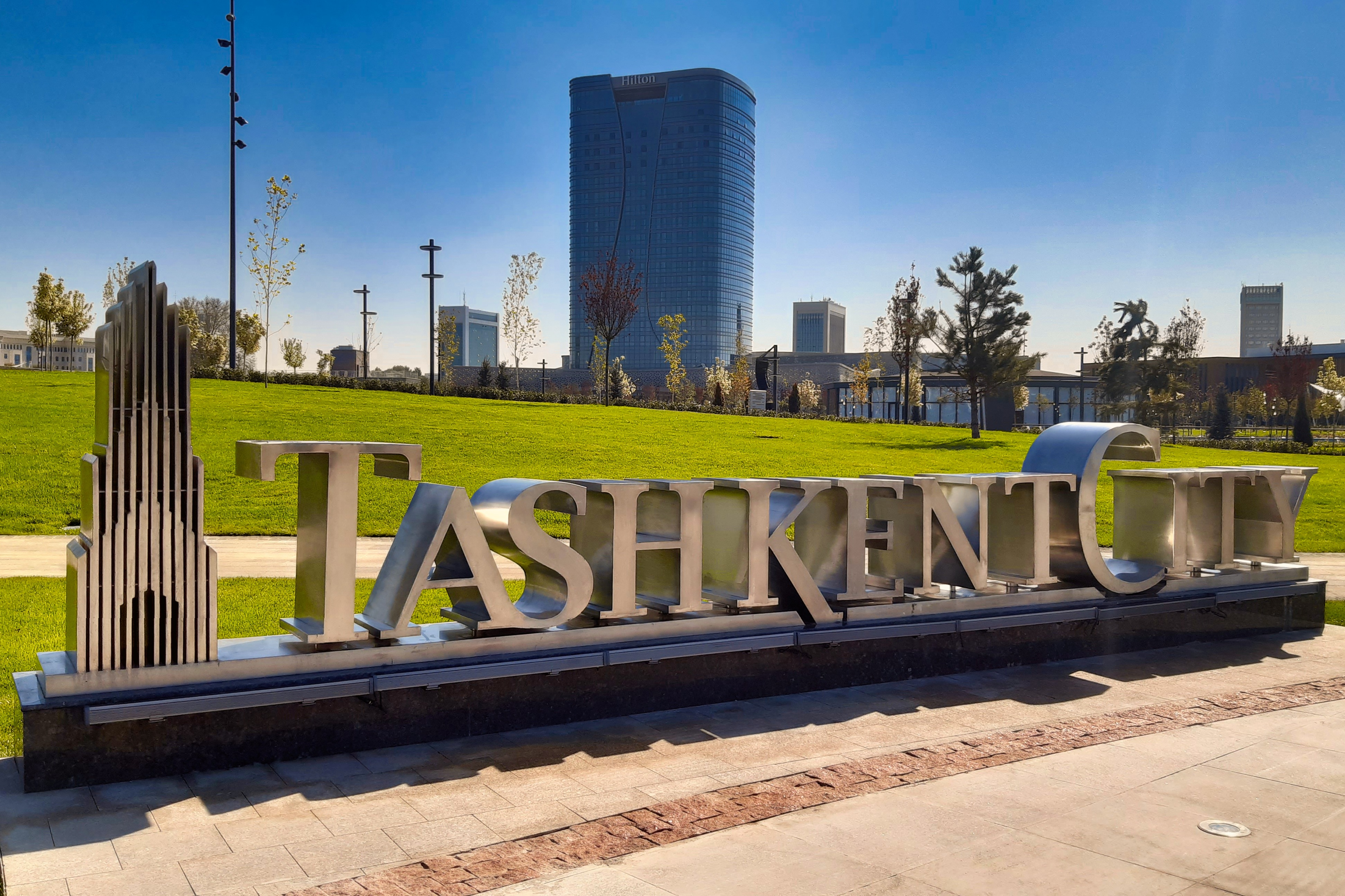 Tashkent-City_name_statue.jpg